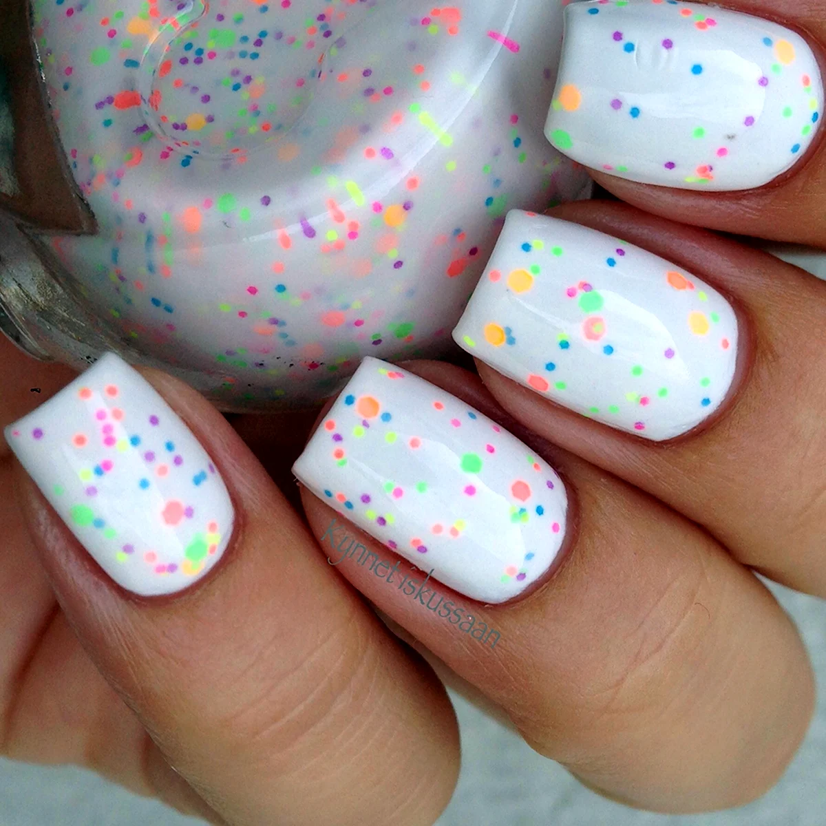 Ногти в горошек разноцветные