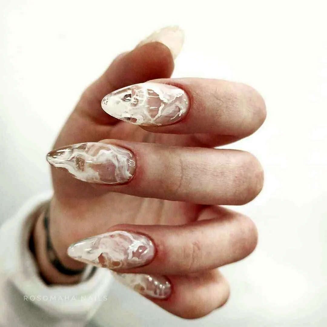 Маникюр прозрачный мрамор