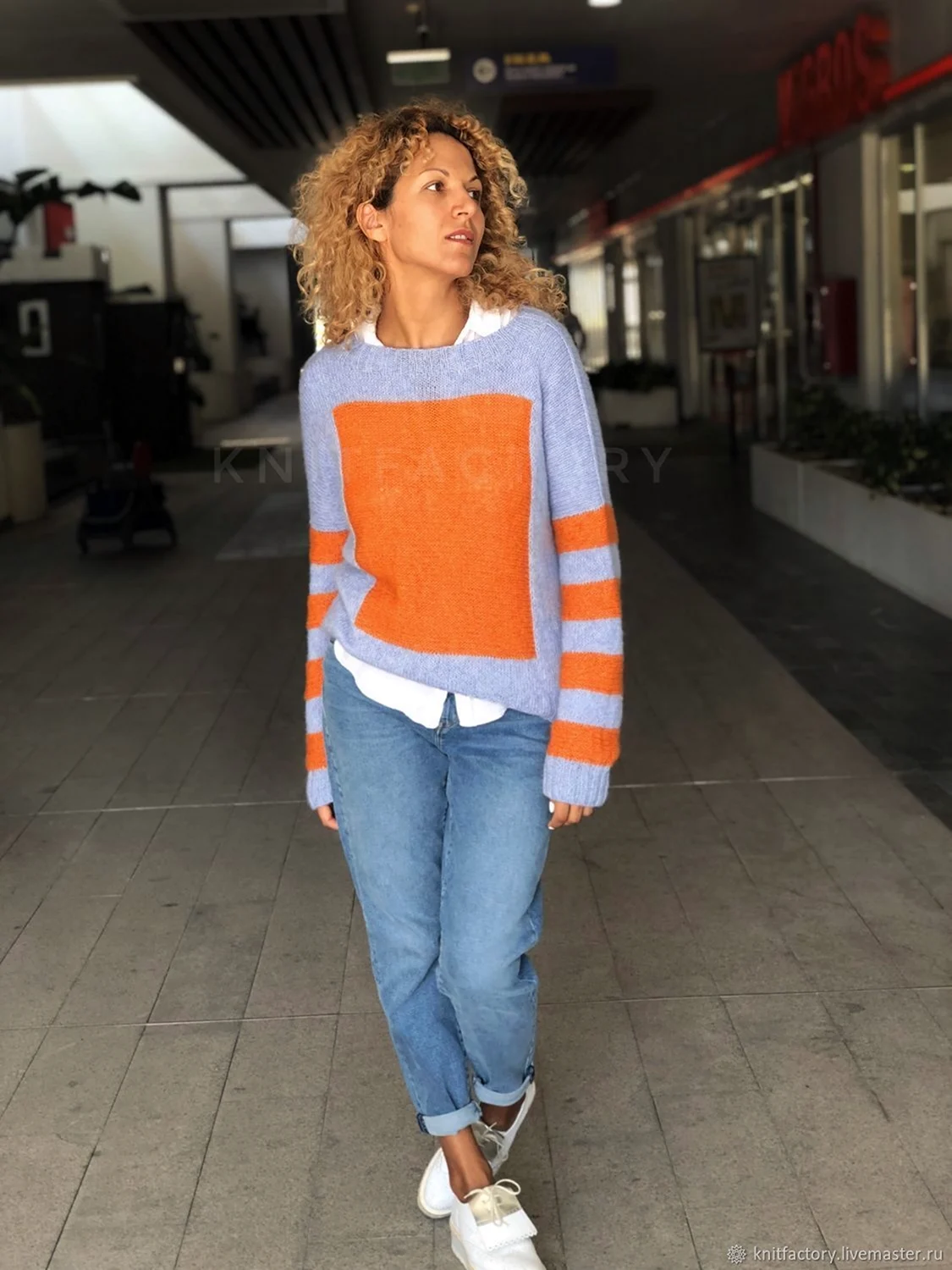 Оранжевый вязаный свитер яркий