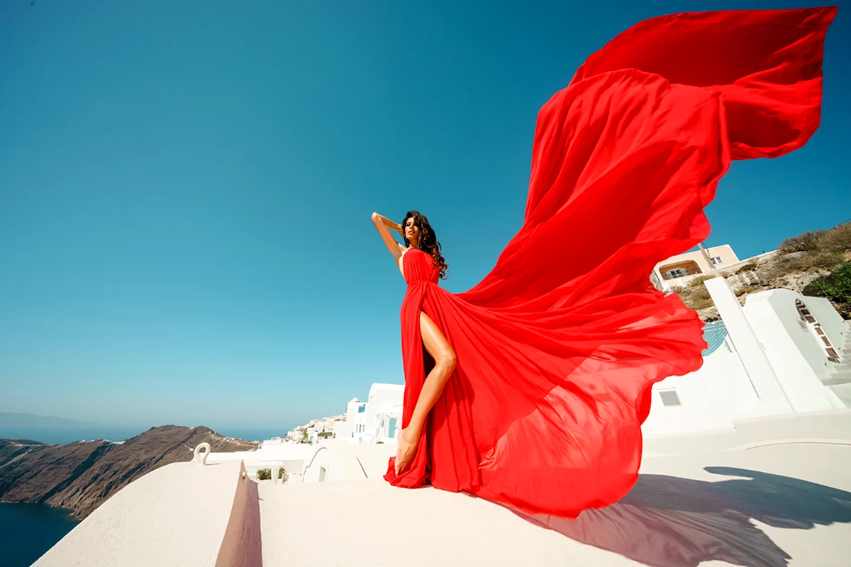 Девушка в платье со шлейфом