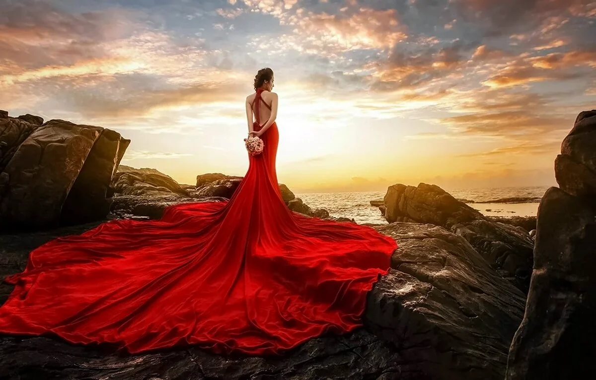 Женщина в длинном платье