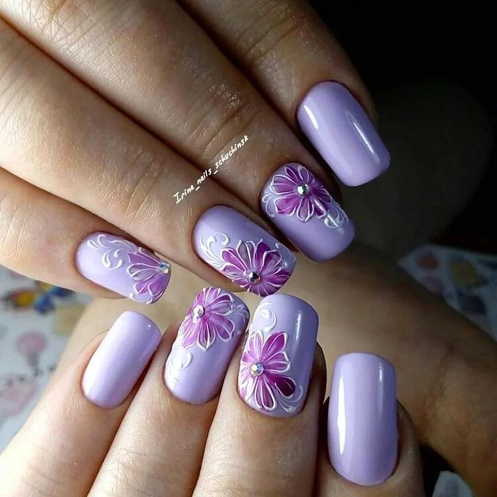Лиловый маникюр с цветочками