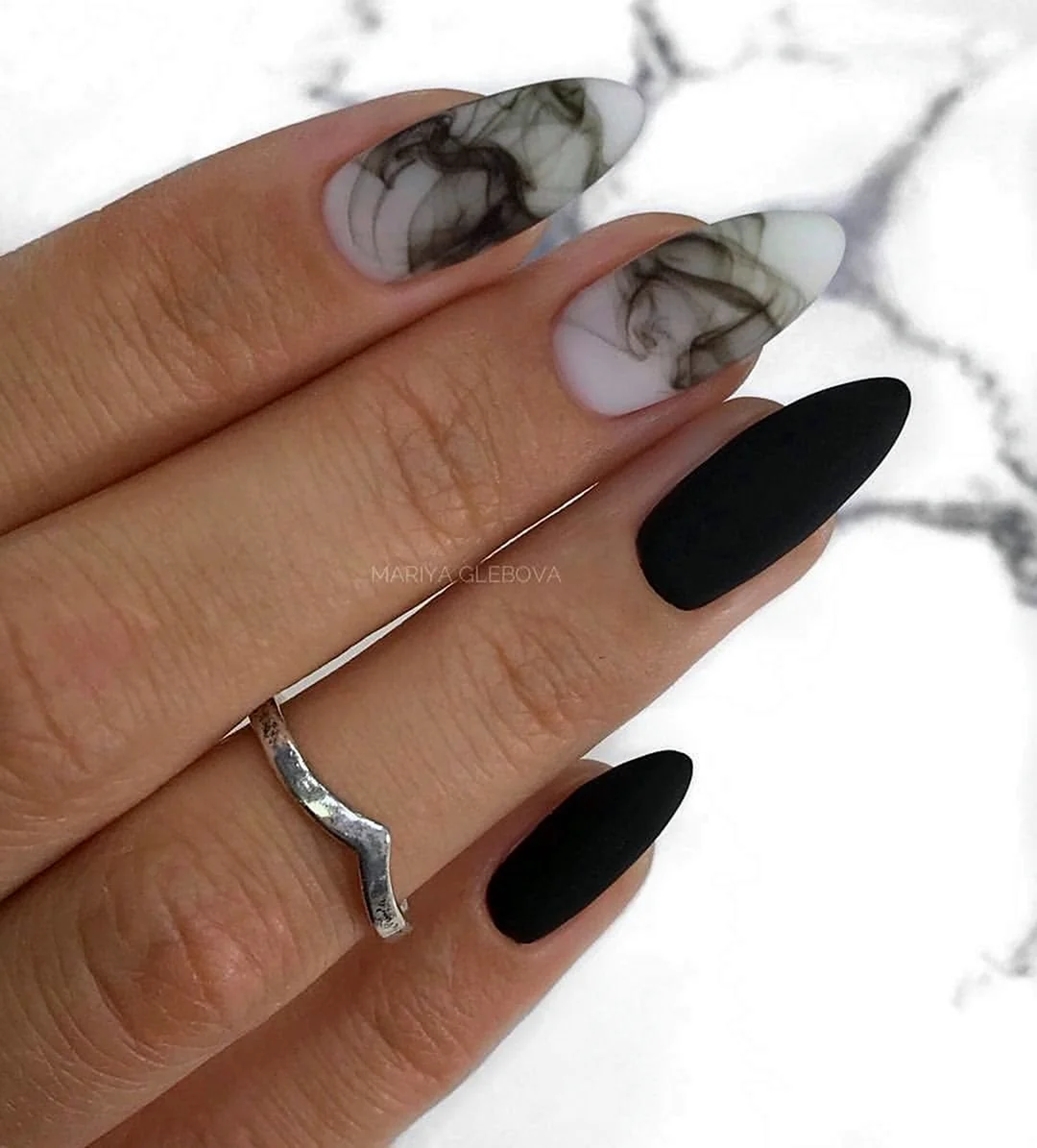 Мрамор на ногтях