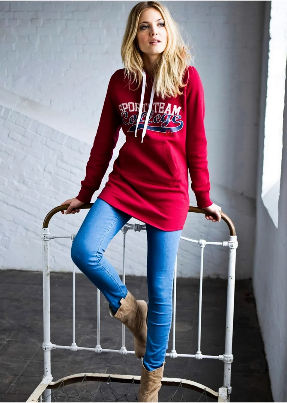 Девушка в кофте