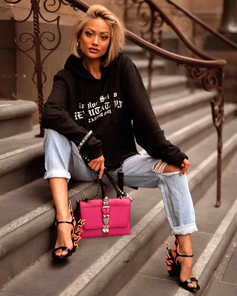 Стильный свитшот женский