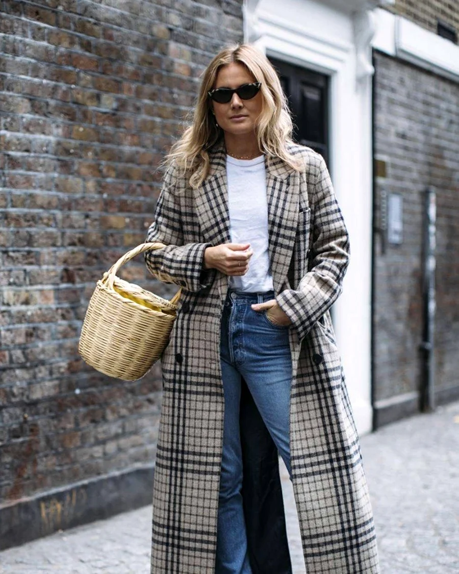 Девушка в клетчатом пальто