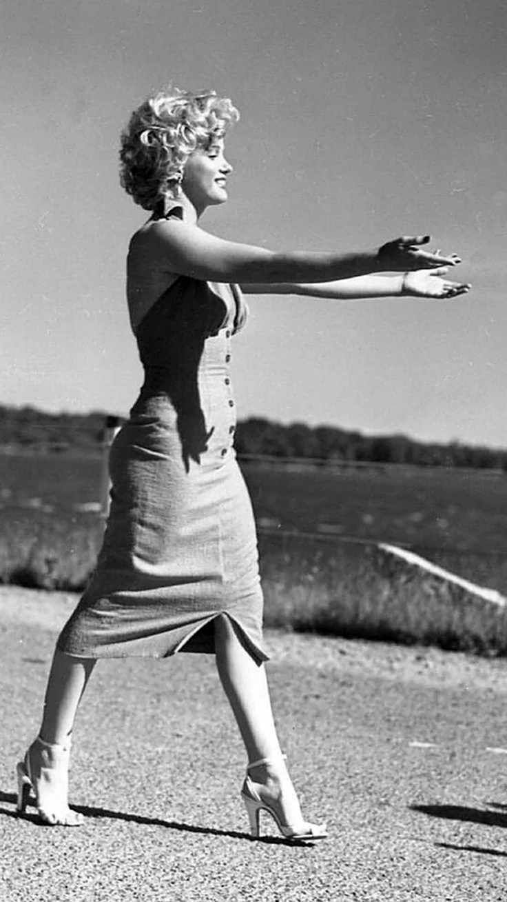 Мэрилин Монро в черном