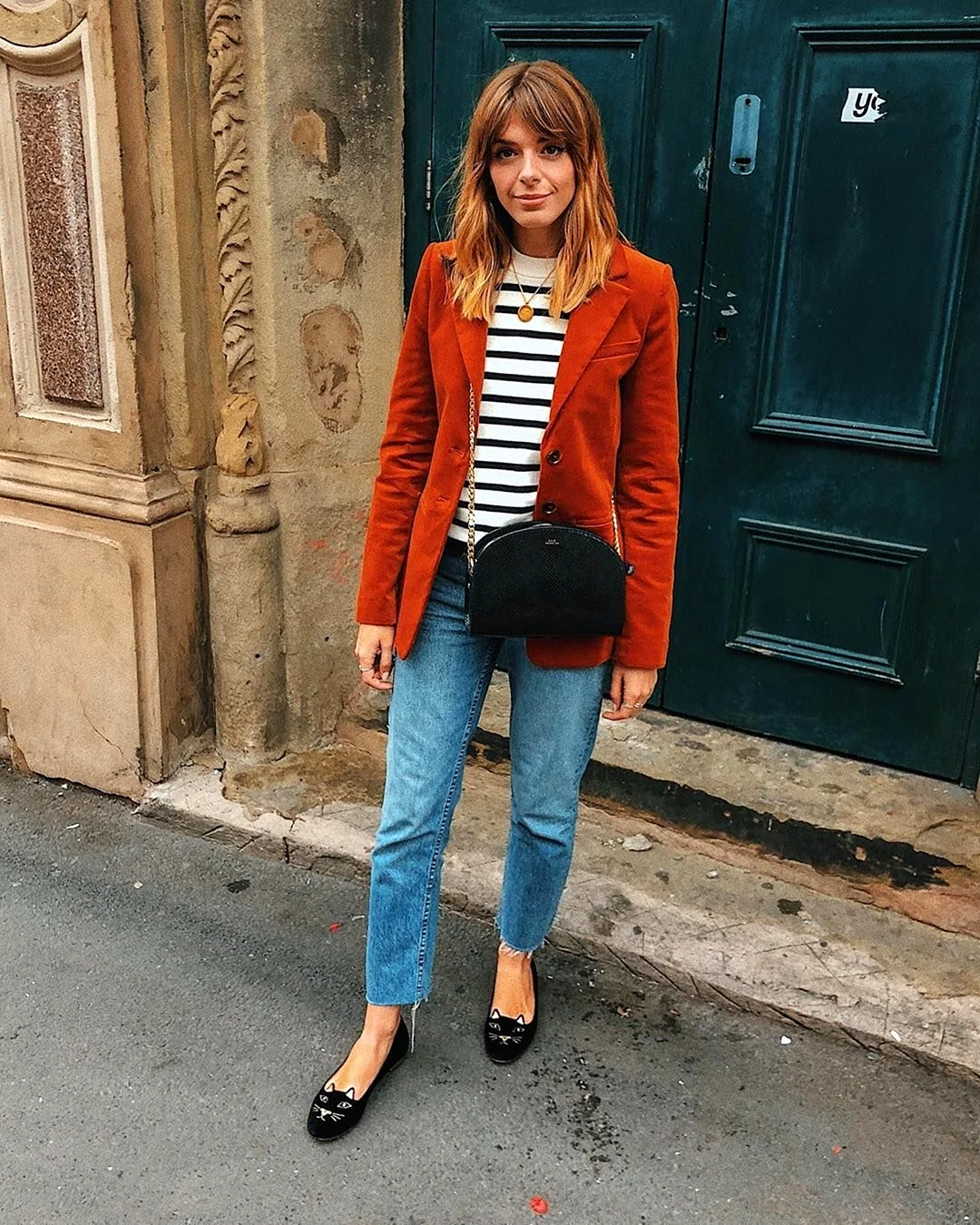 Лук с оранжевой курткой