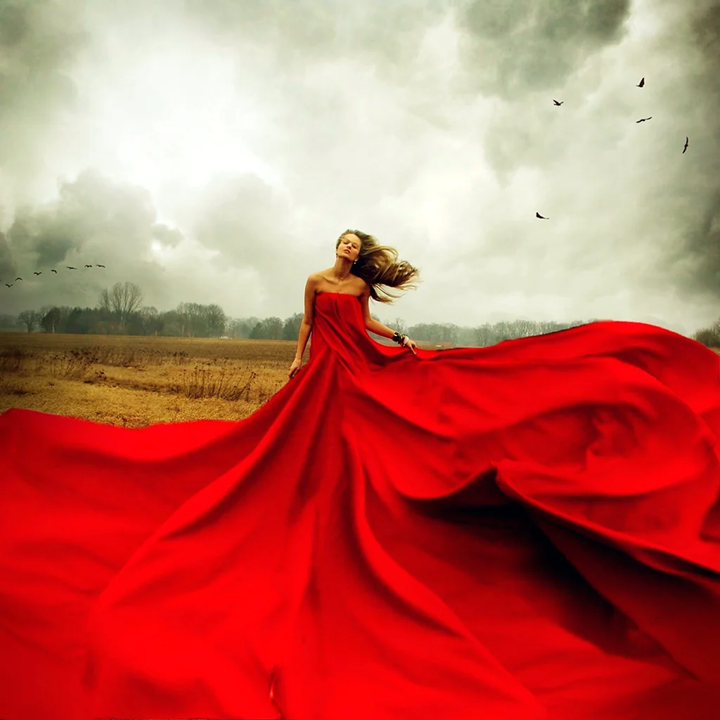 Платье развивается на ветру