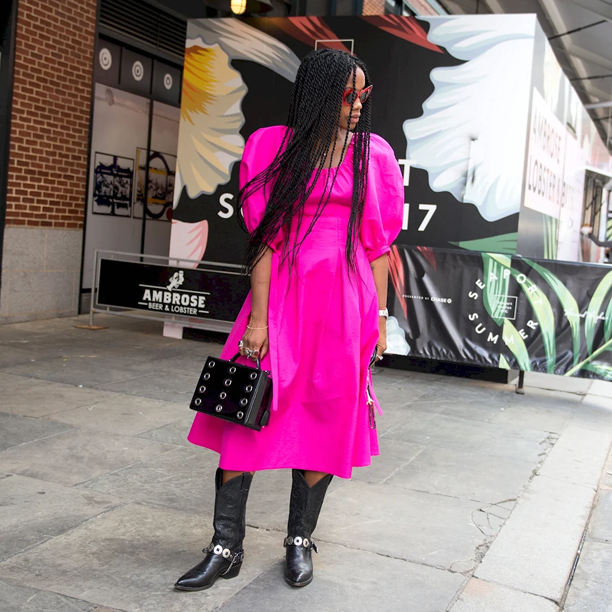 Платье фуксия с ботильонами