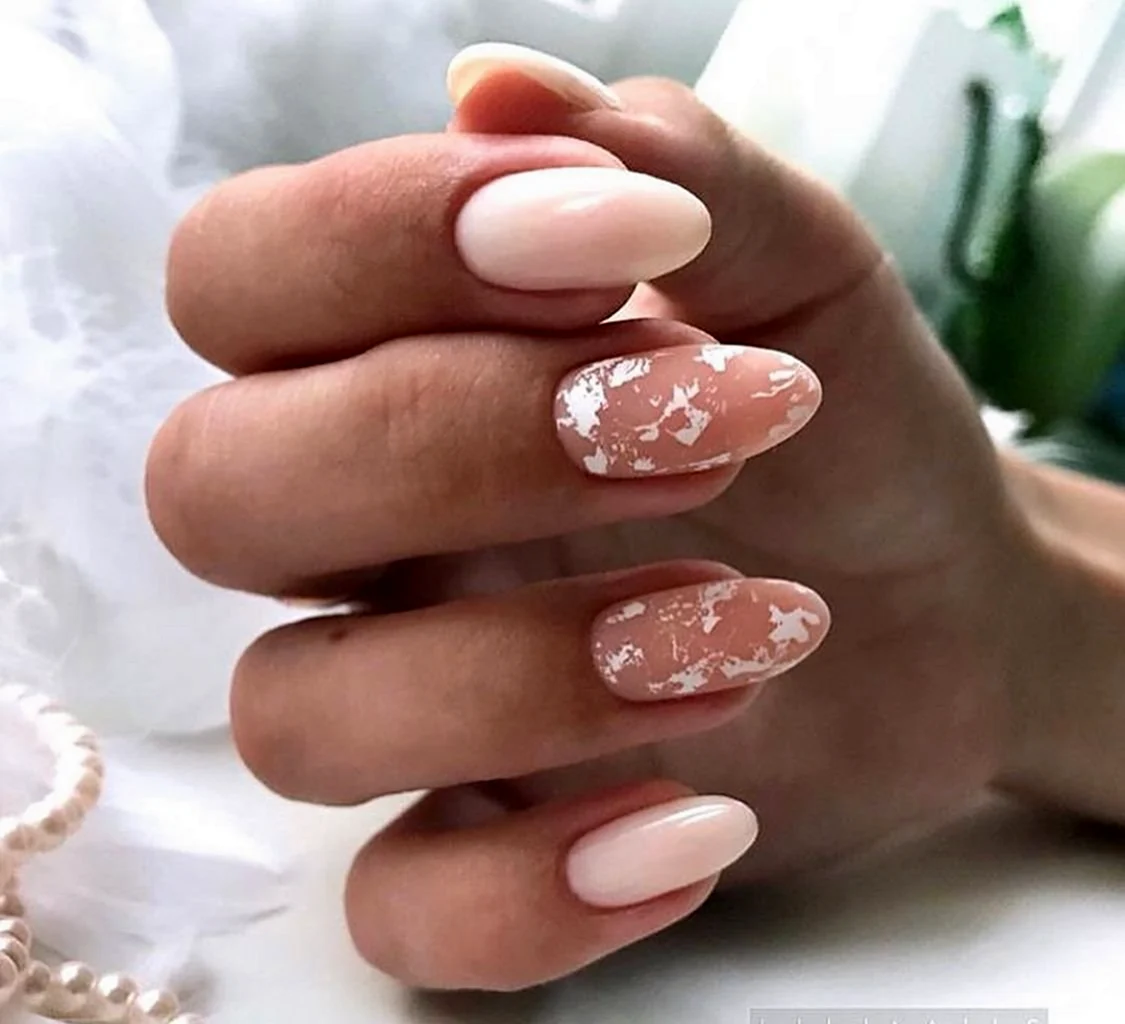 Нюдовый мраморный маникюр