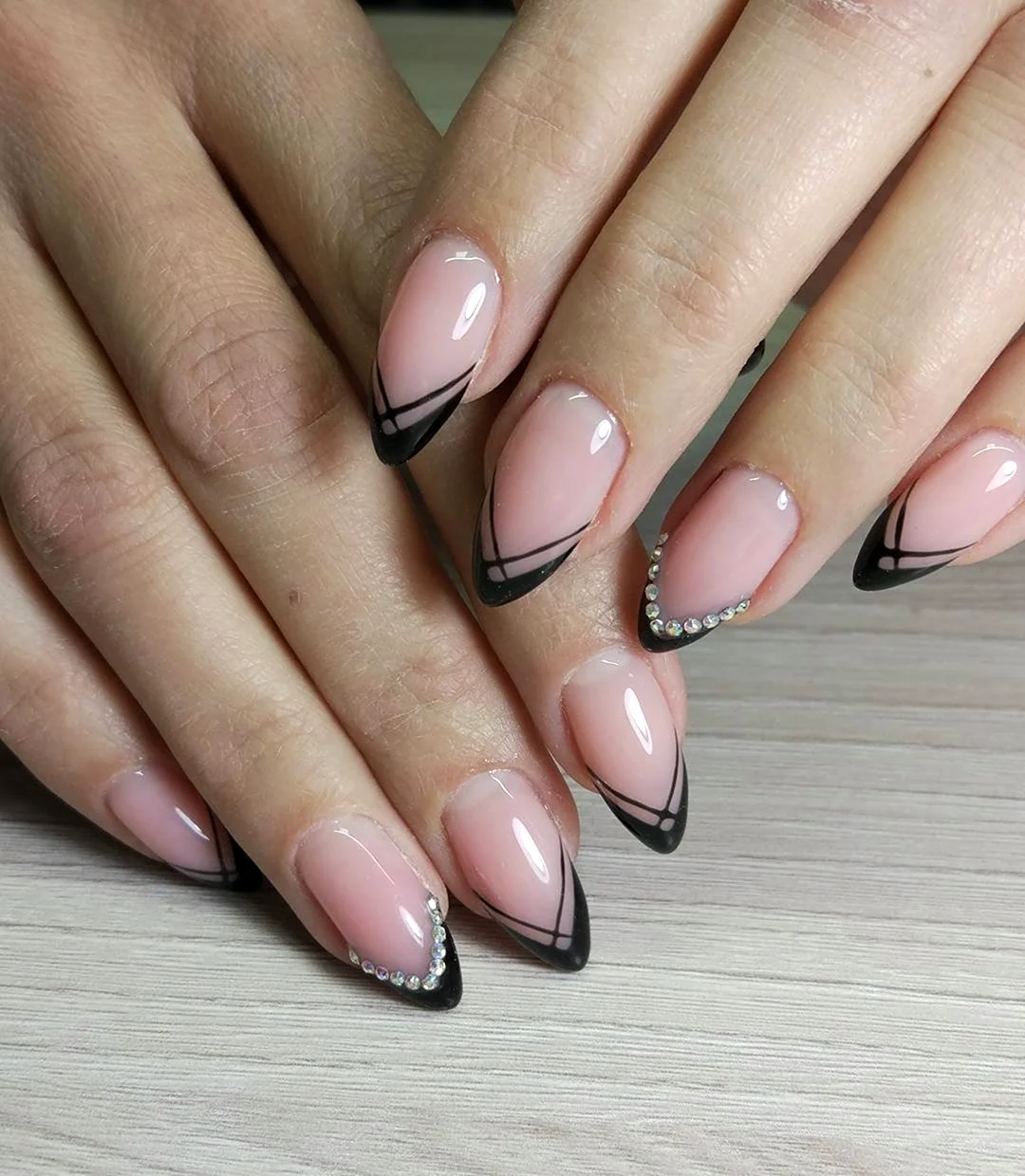 Чёрный френч на ногтях миндалевидной 2022
