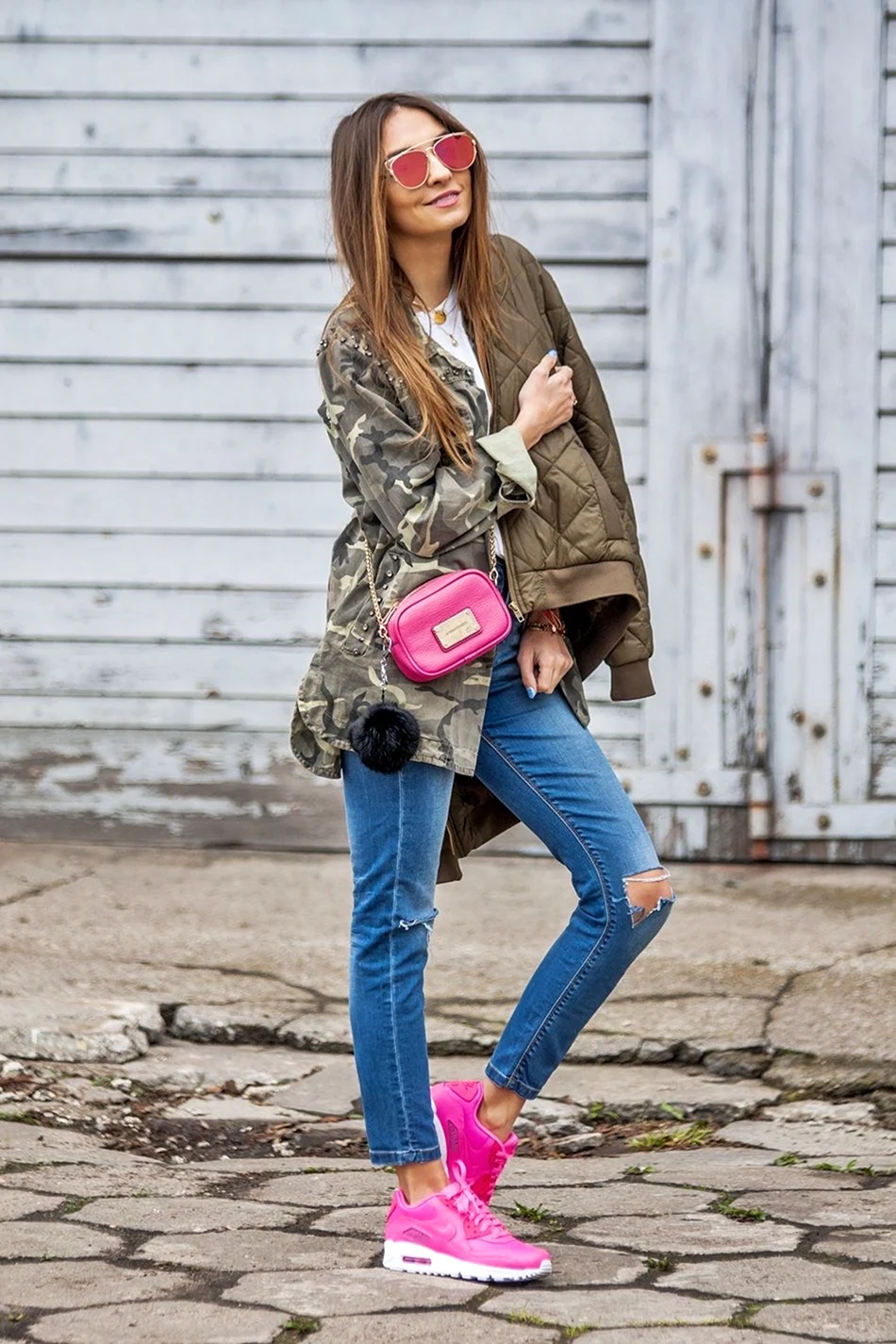 Девушки в розовых кроссовках