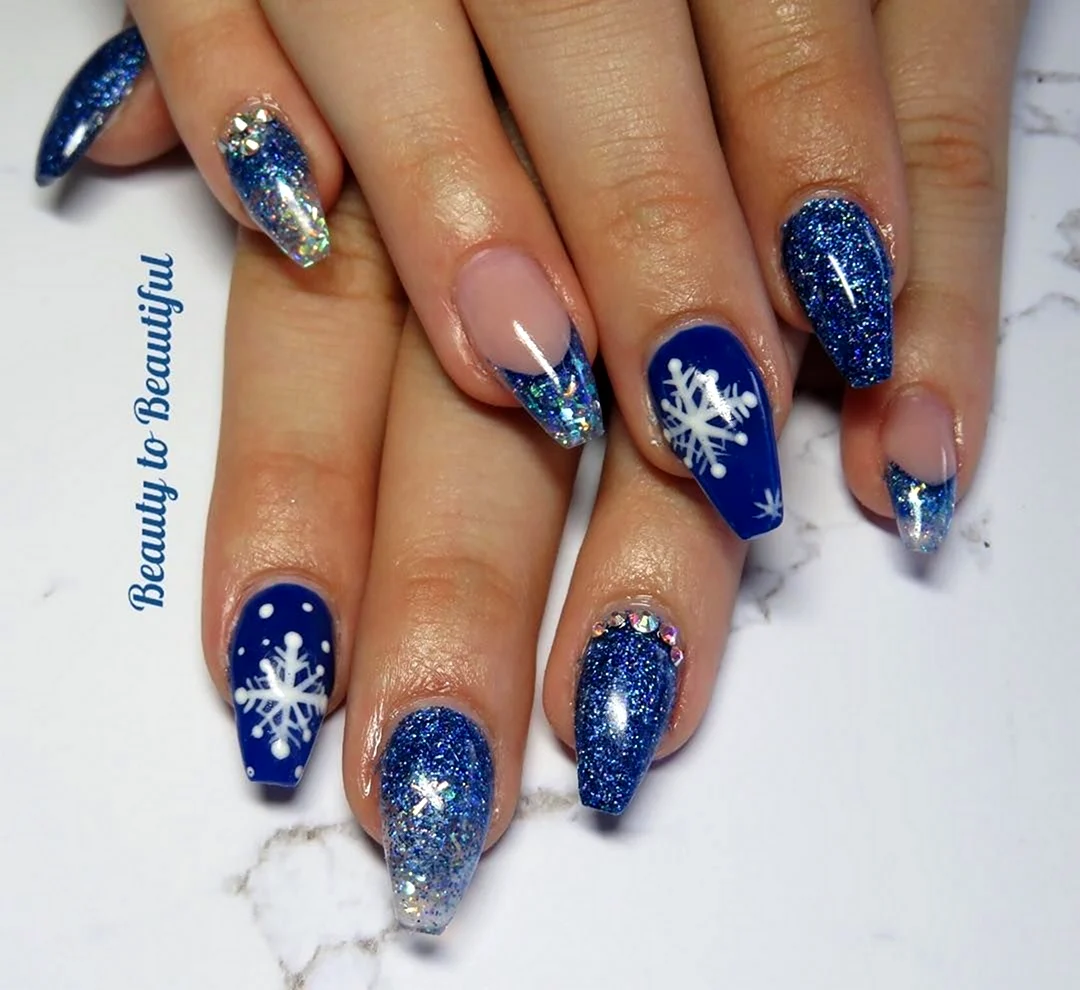 Новогодний маникюр в сине белом цвете
