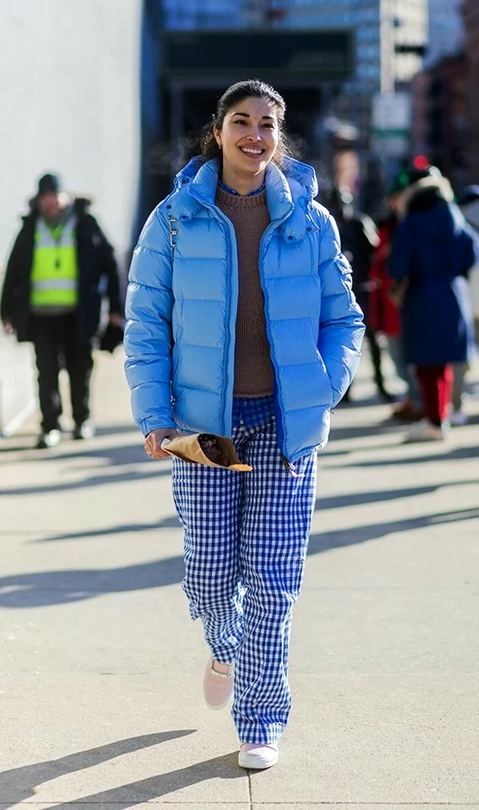 Стритстайл с голубыми пуховиками