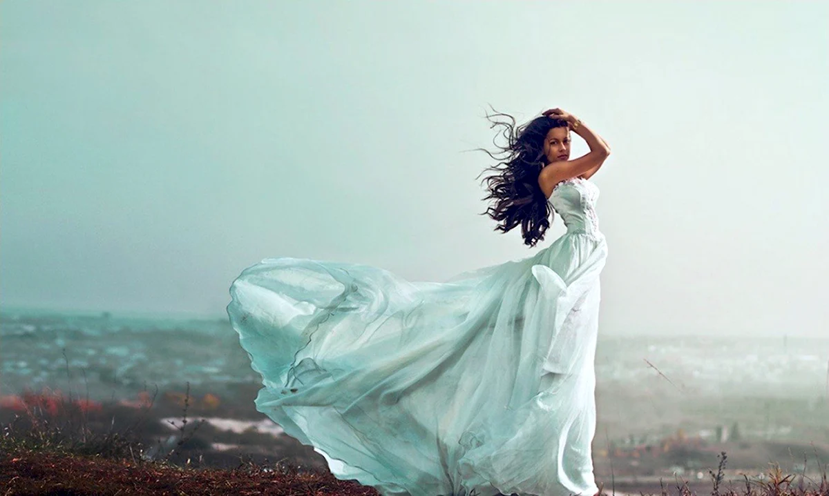 Платье развивающееся на ветру