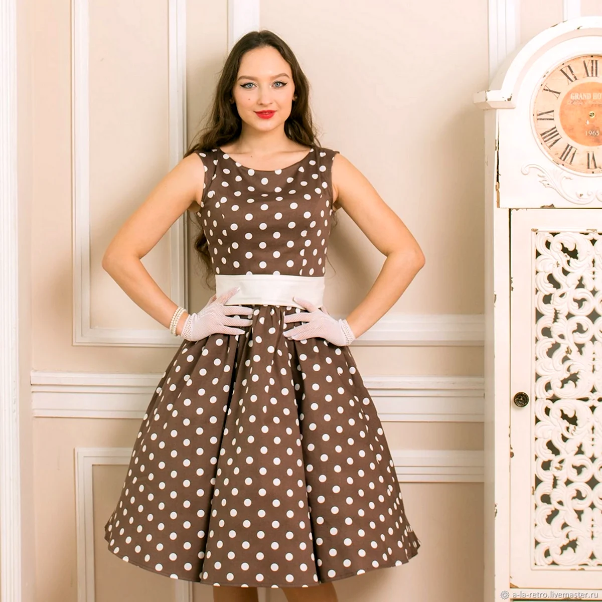 Коричневое платье в белый горох