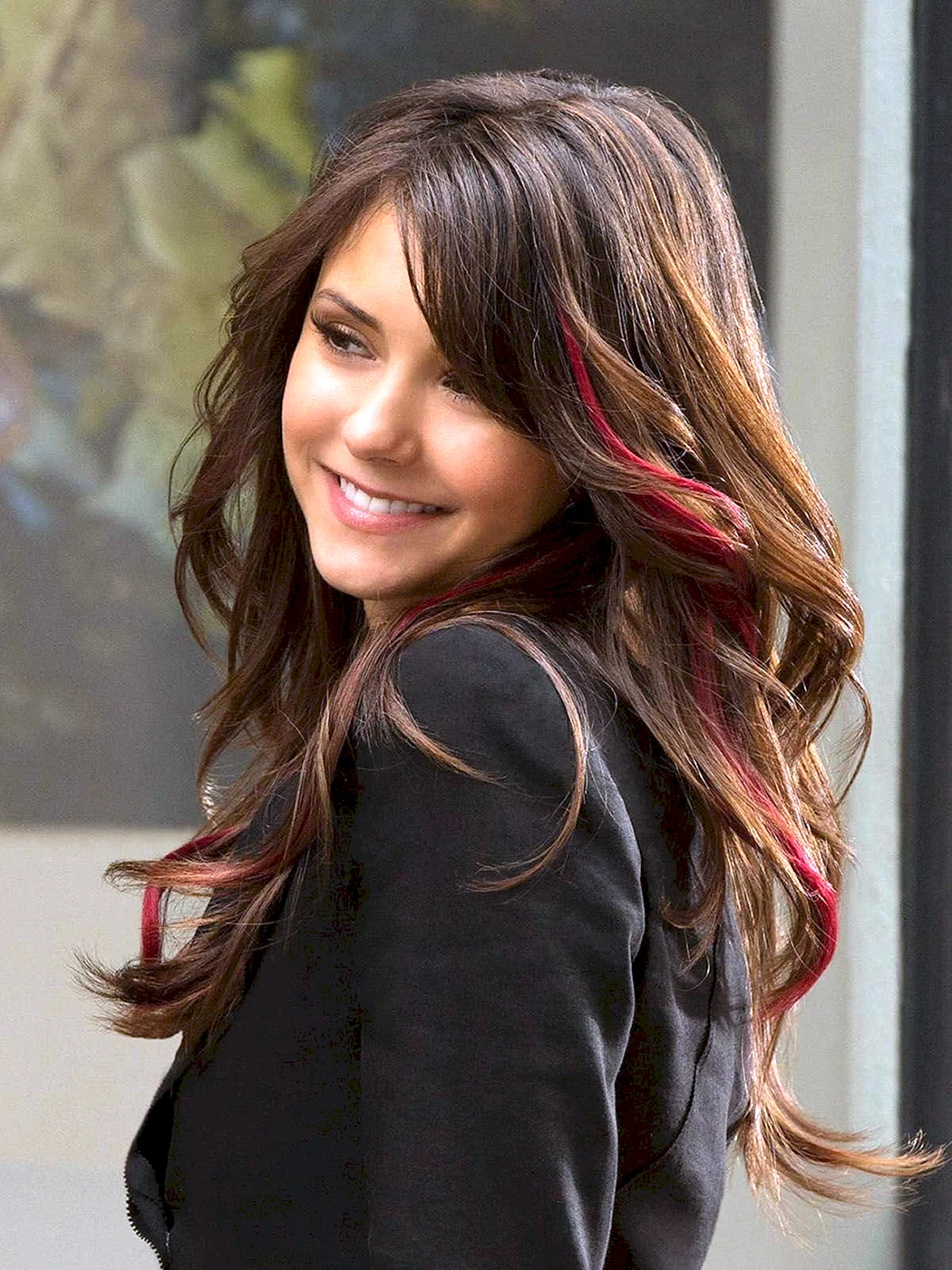 Нина Добрев с красными прядями