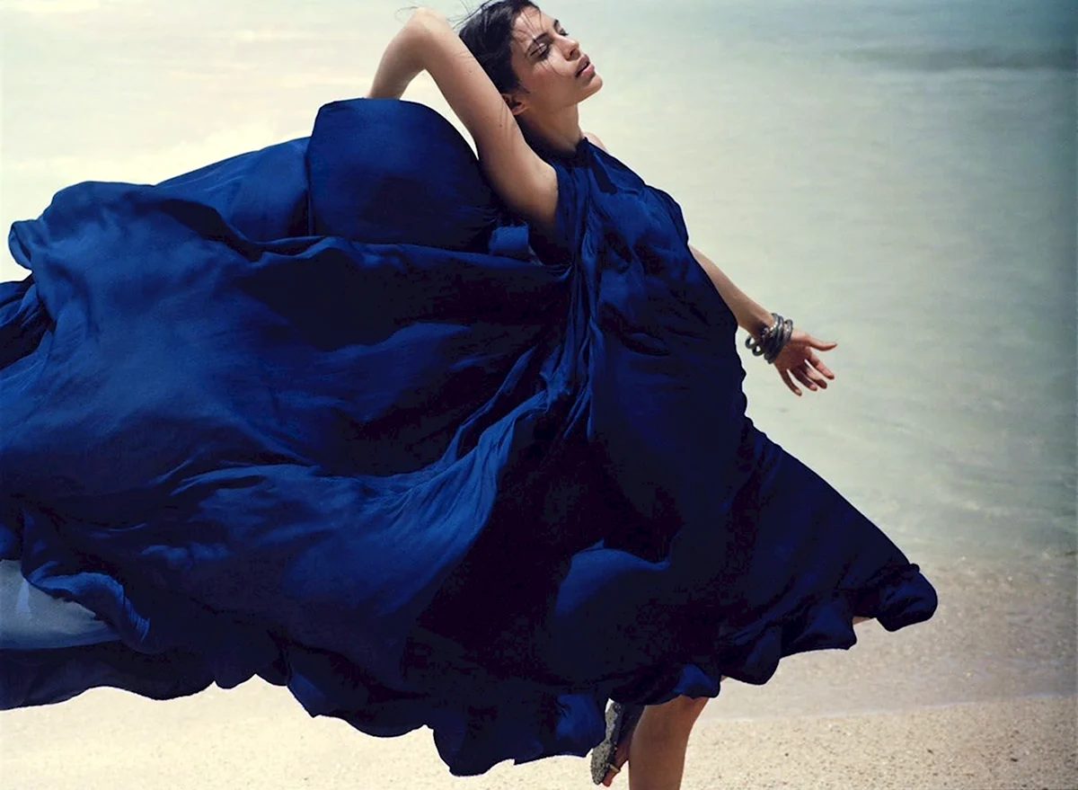 Девушка в синем платье