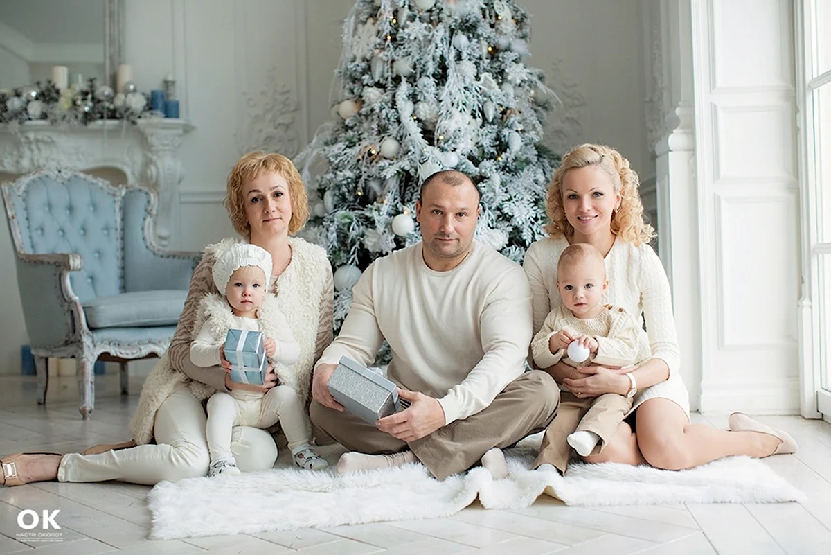 Новогодняя фотосессия в светлых тонах семейная