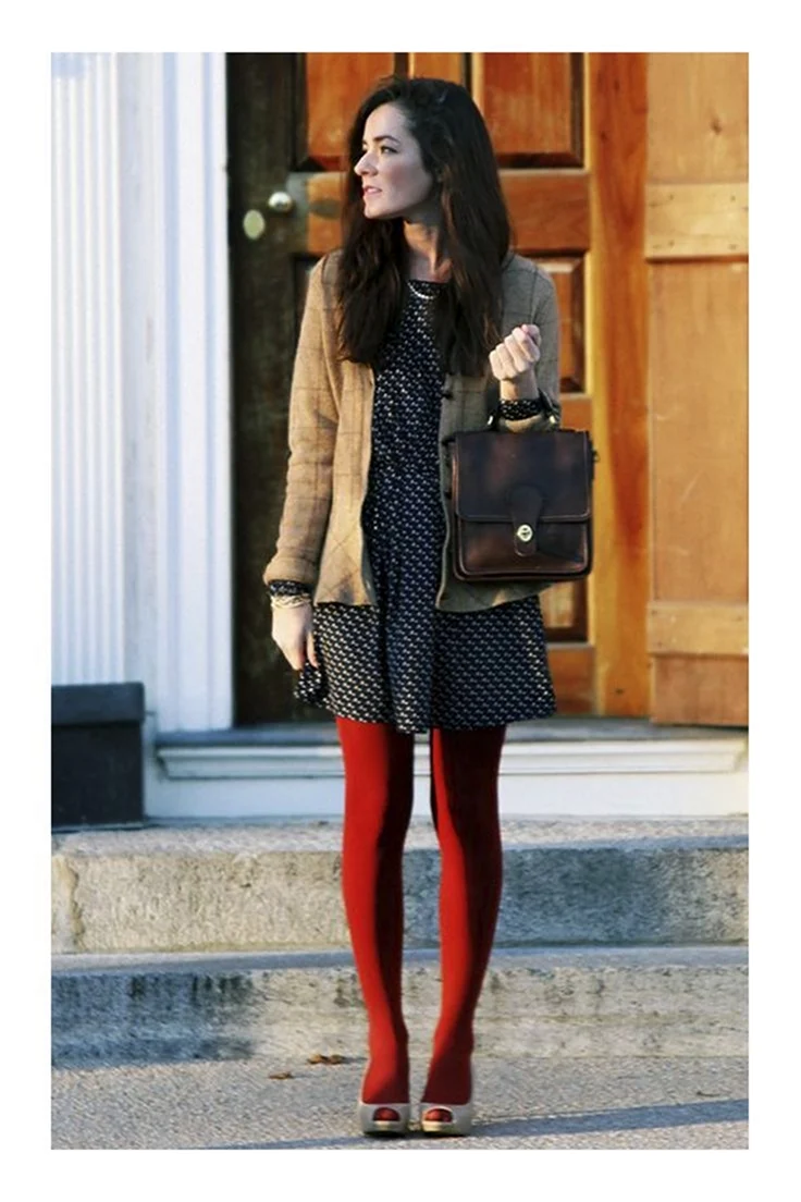 Платье с цветными колготками