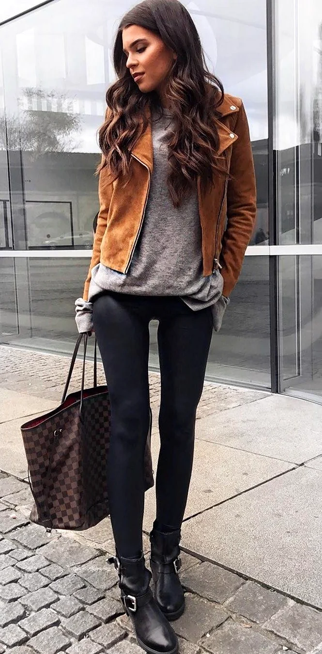 С кожаными лосинами