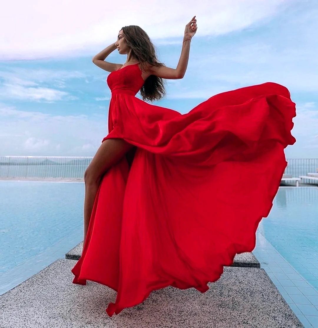 Платье с длинным шлейфом