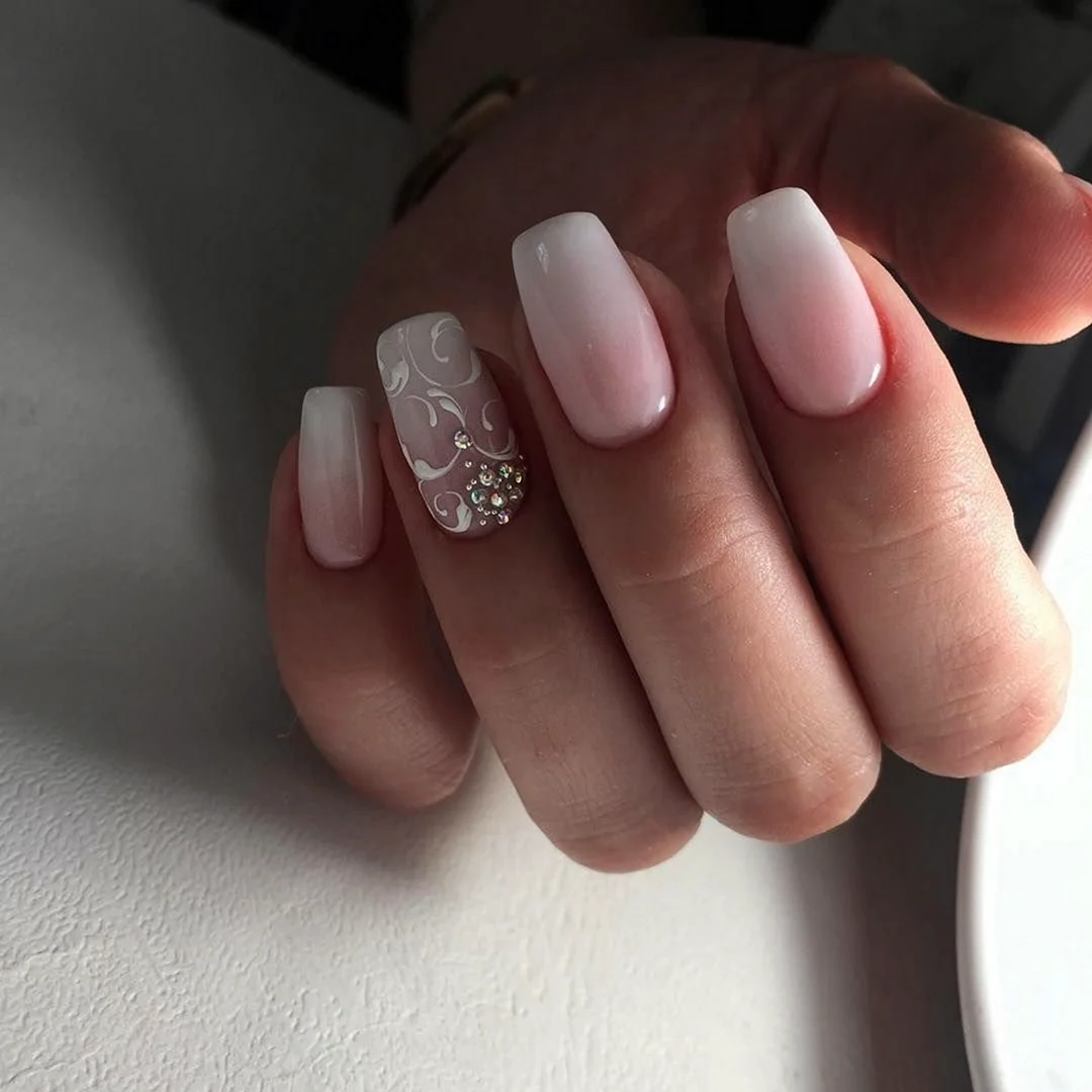 Маникюр градиент нюдовый