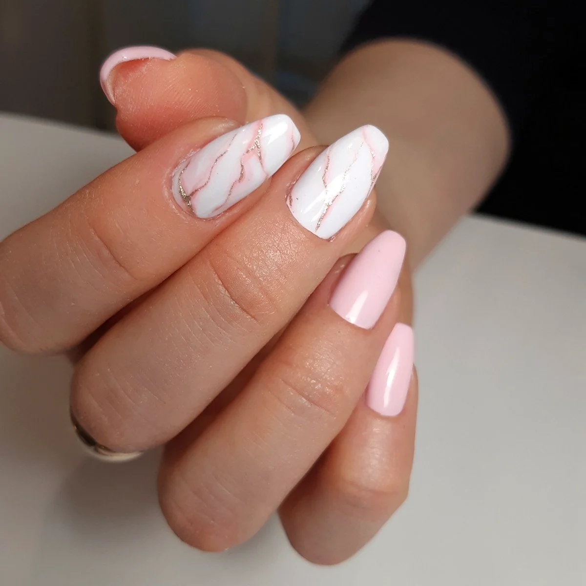Нюдовый маникюр 2022 мрамор