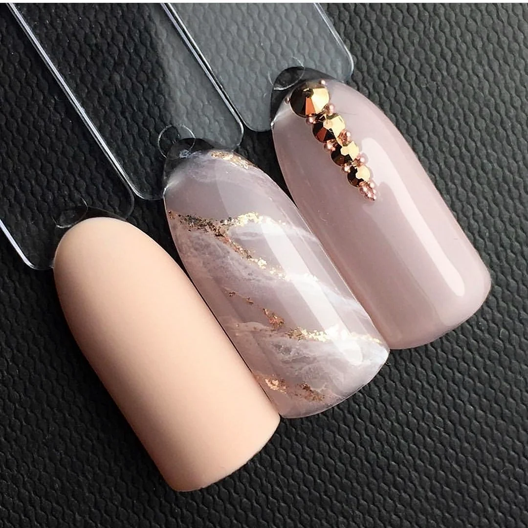 Маникюр нюдовый кварц