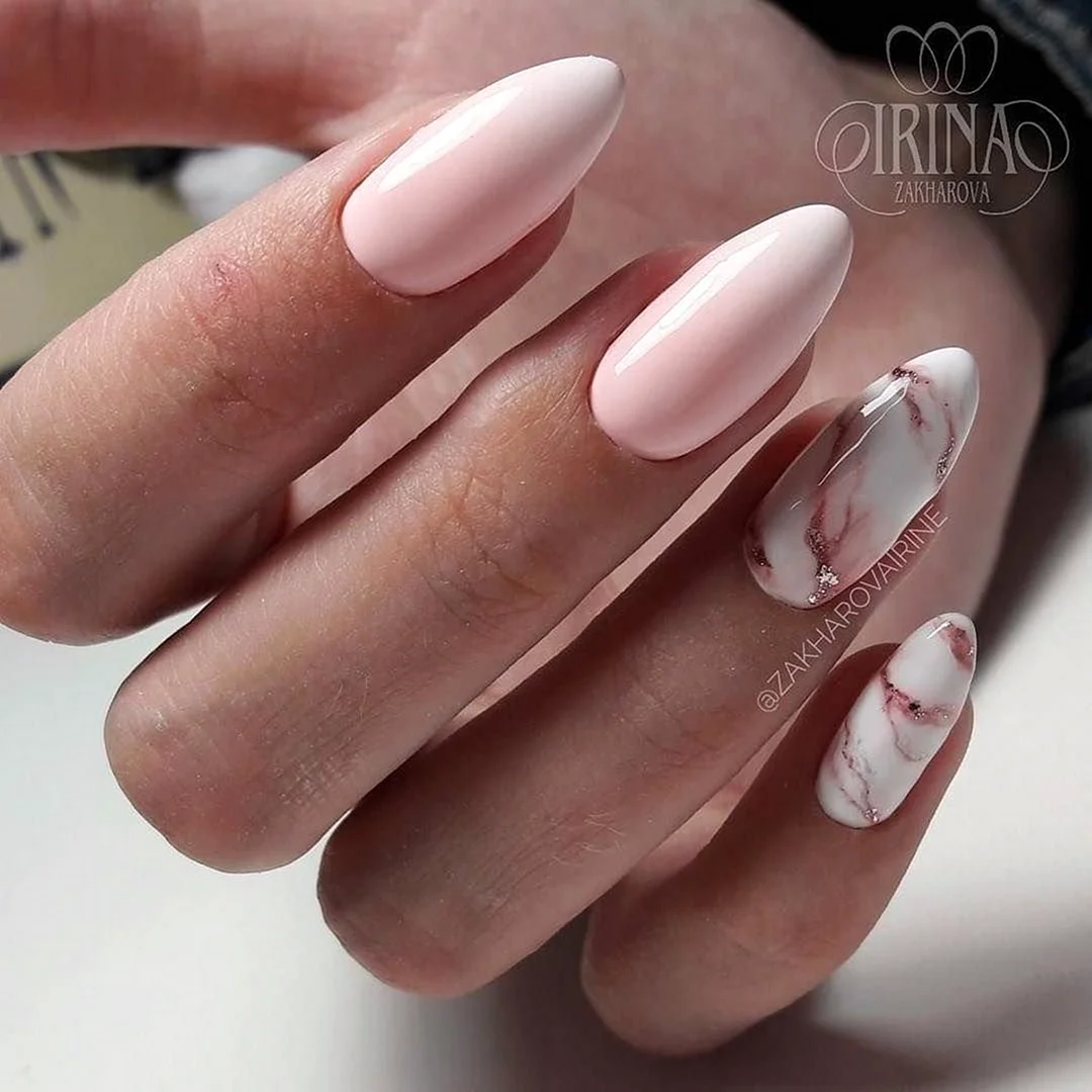 Мраморный нюдовый маникюр 2022 миндаль
