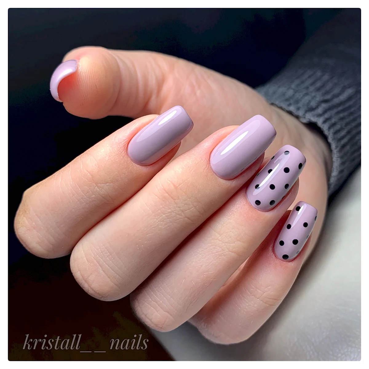 Маникюр нежный с горошинами