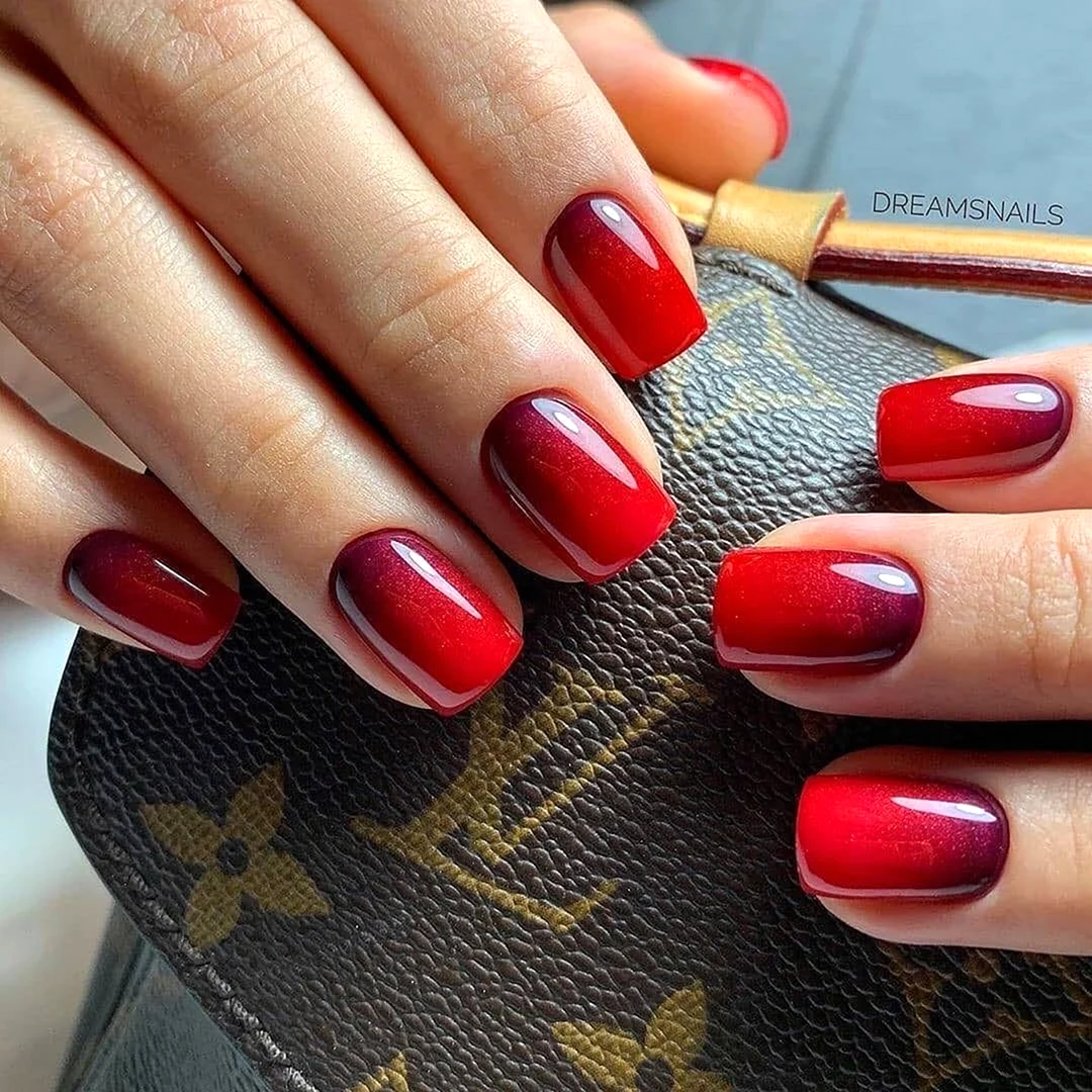 Красный осенний маникюр