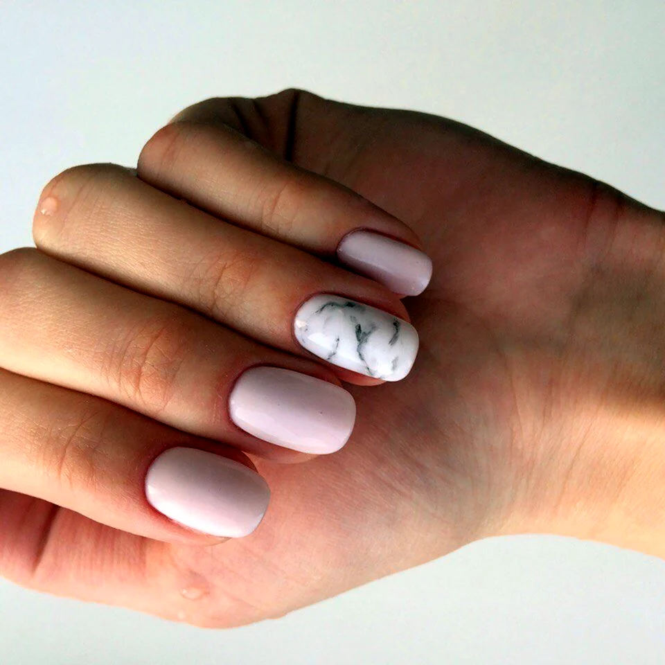 Нюдовый мраморный маникюр 2020