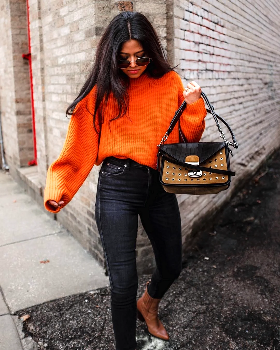 Образ с оранжевым свитером