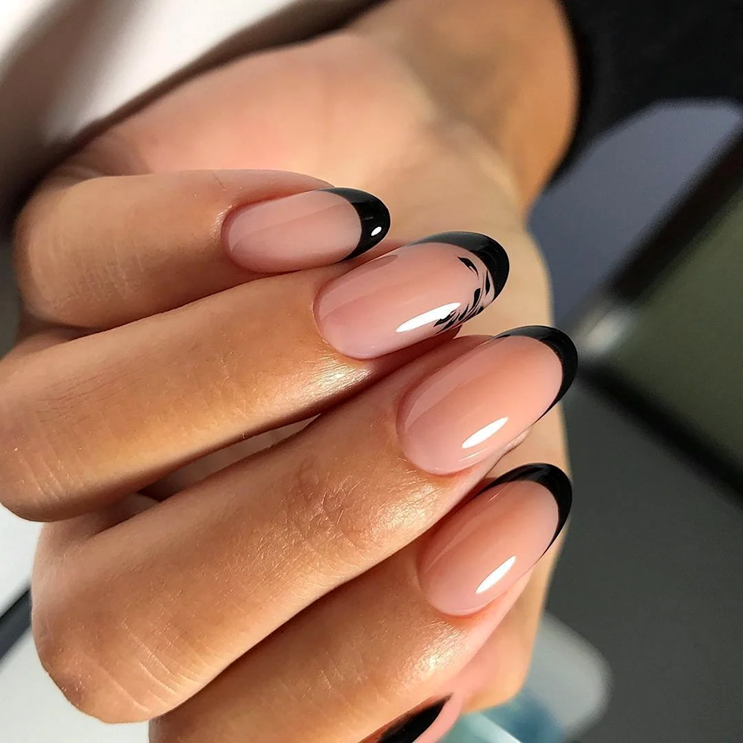 Французский маникюр черный