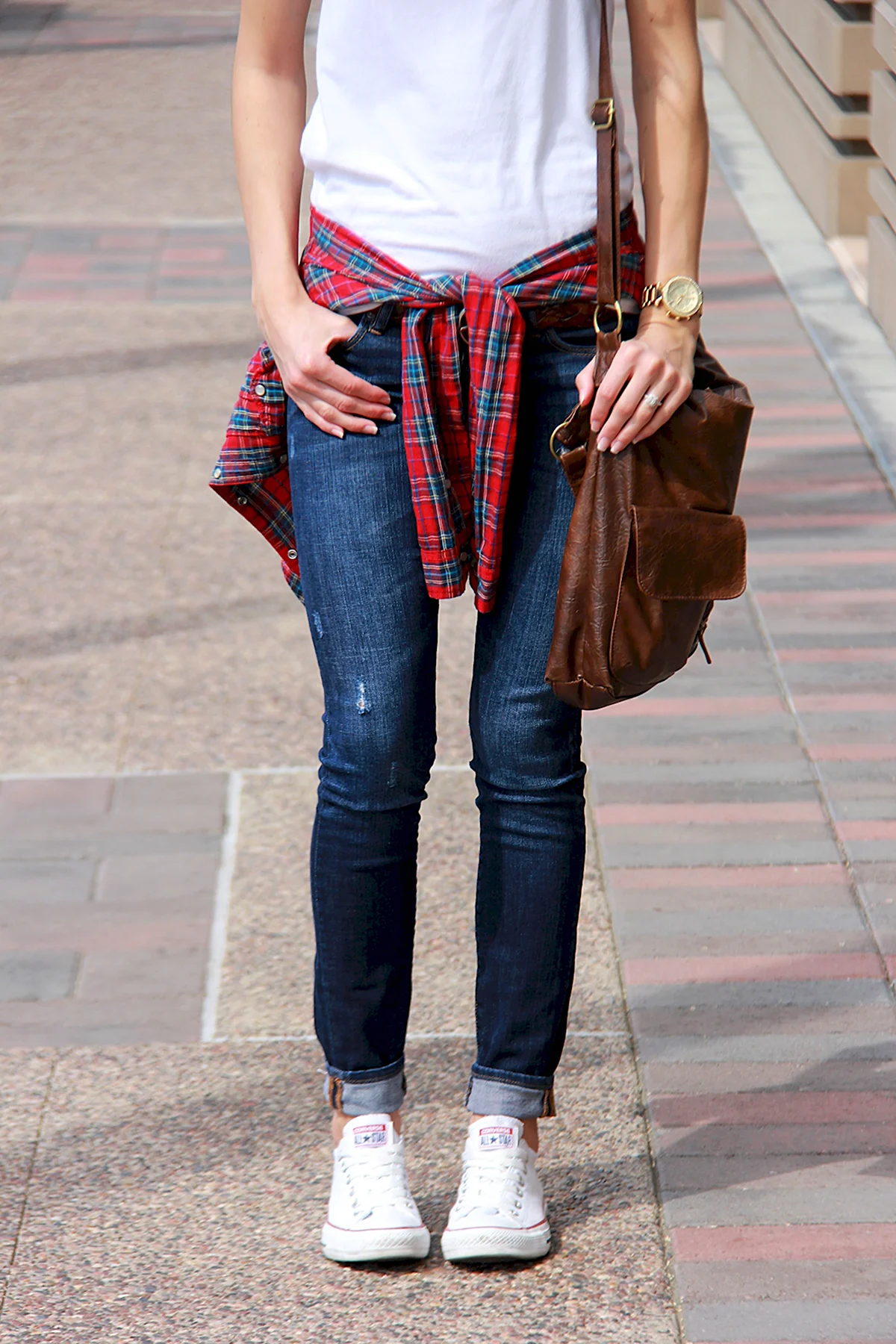 Клетчатая рубашка и джинсы