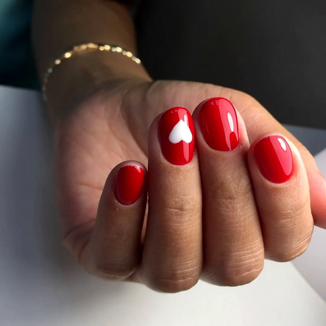 Красный маникюр на короткие ногти