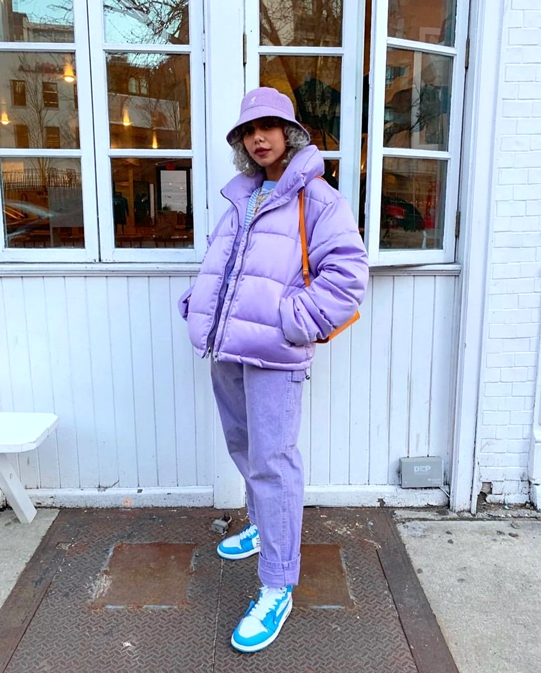 Фиолетовая куртка с голубым костюмом