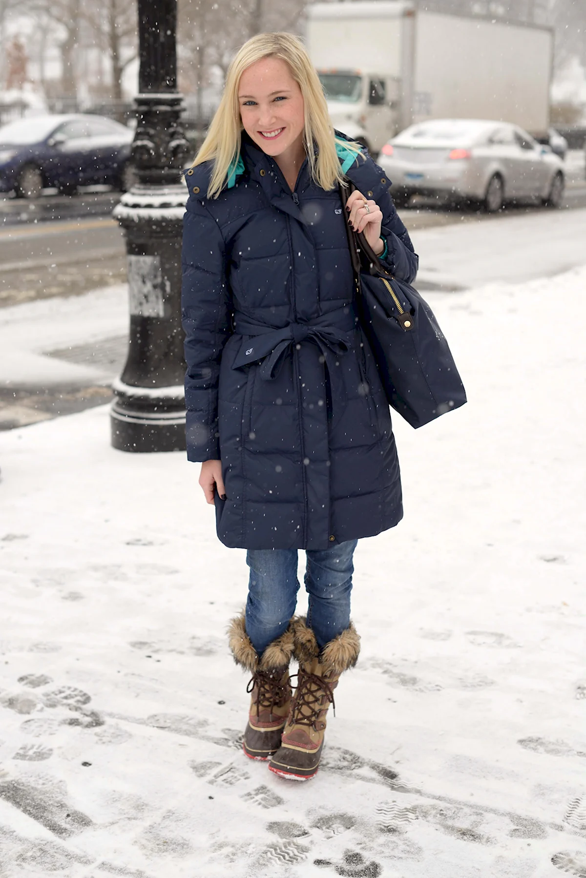 Пуховик с ботинками