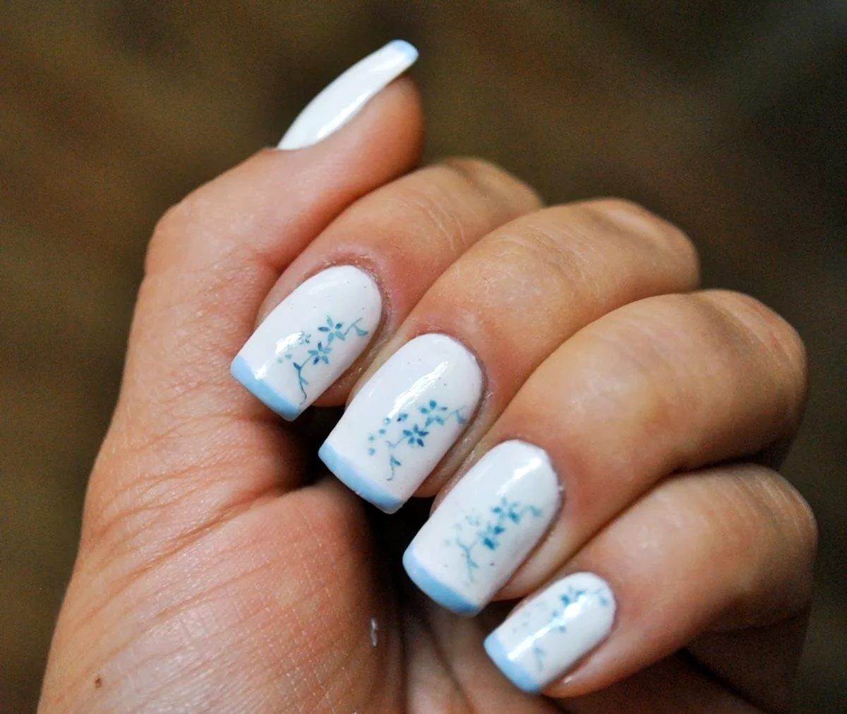 Свадебный маникюр голубой