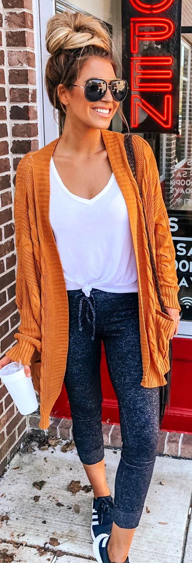 Образы с оранжевым кардиганом