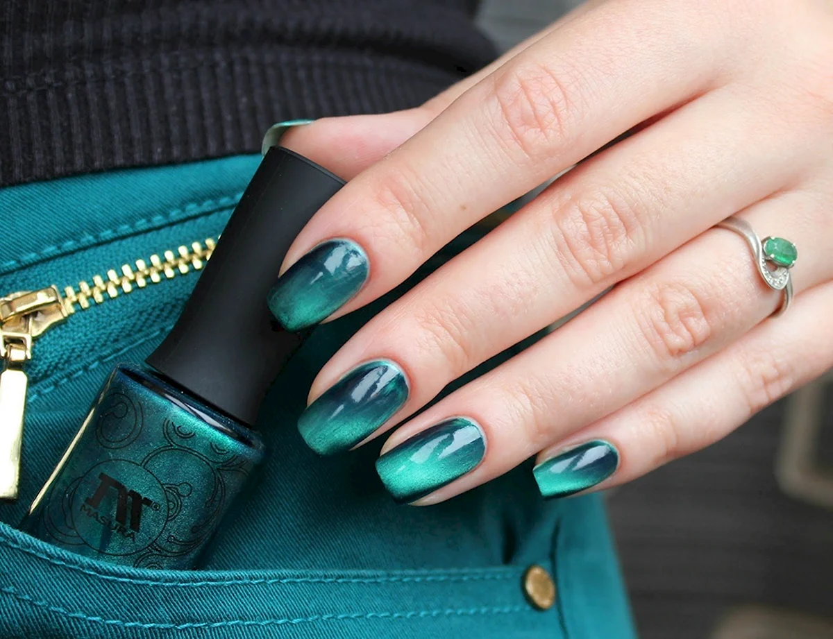 Маникюр изумрудный с малахитом