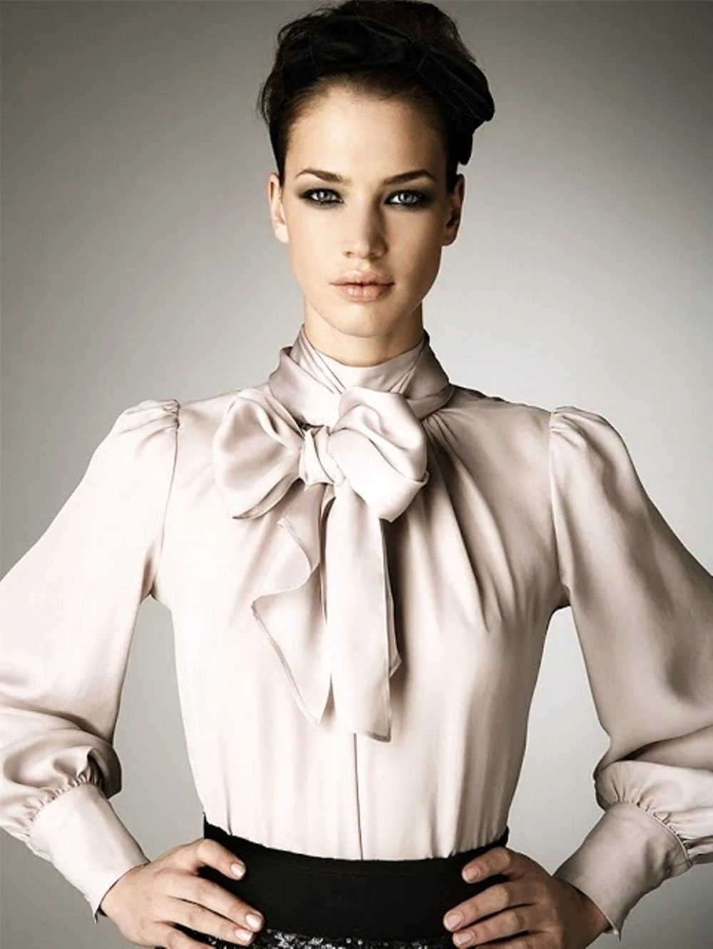 Блузка с бантом