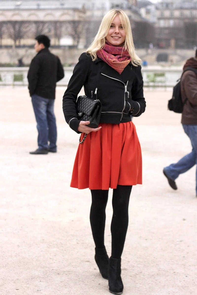 Оранжевая юбка с черными колготками