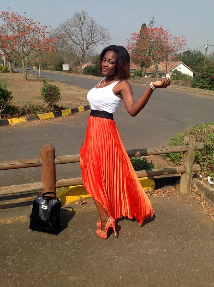 Черный топ с оранжевой юбкой