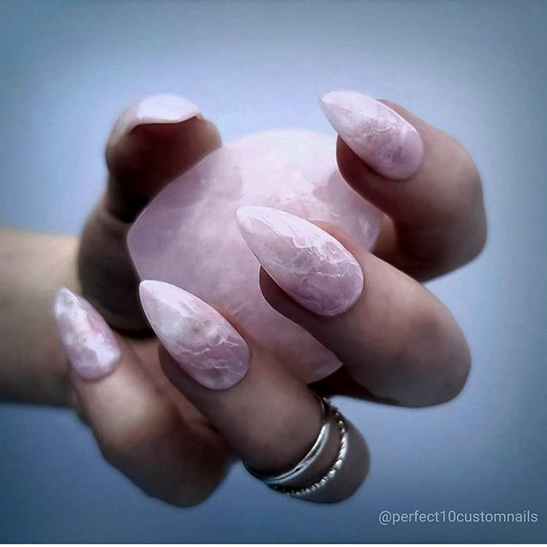 Маникюр нюдовый кварц