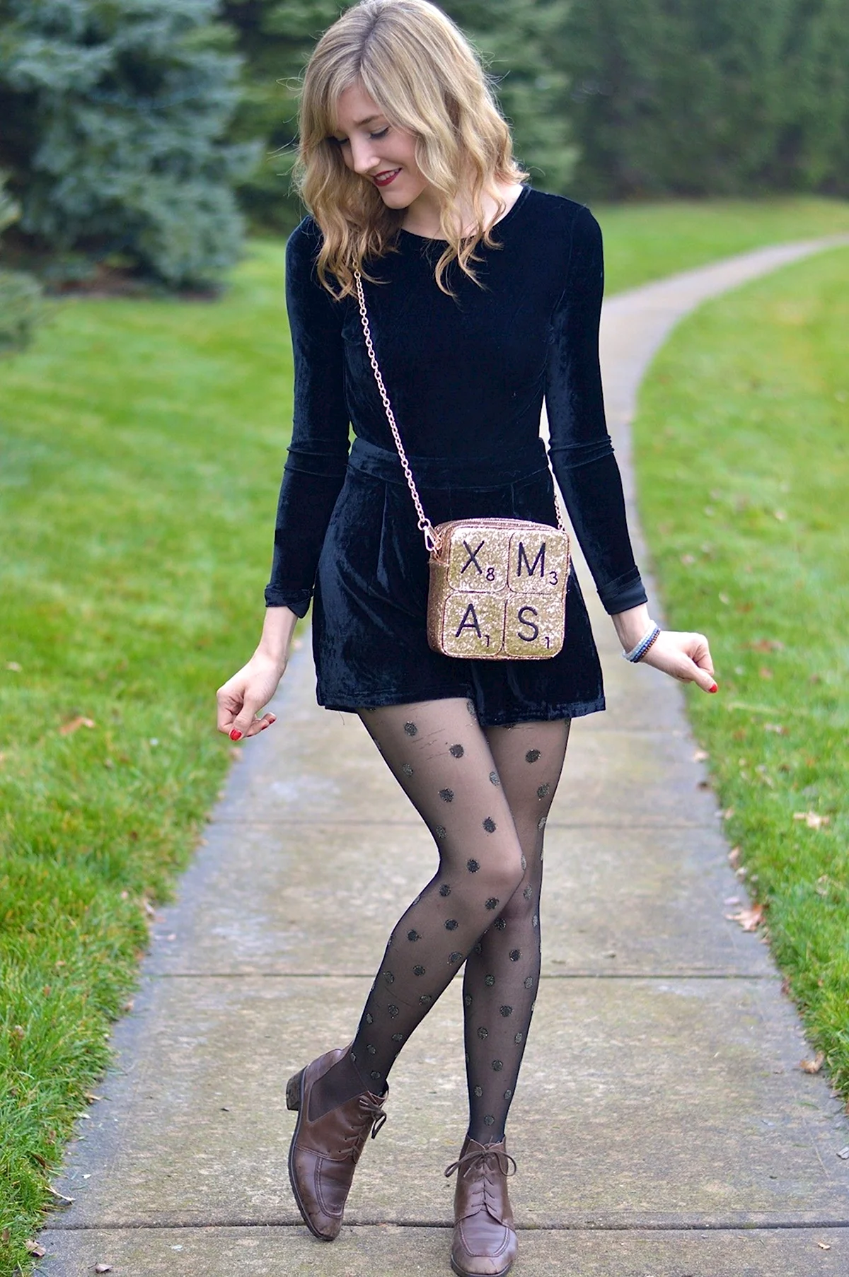 Черное платье с колготками в горошек