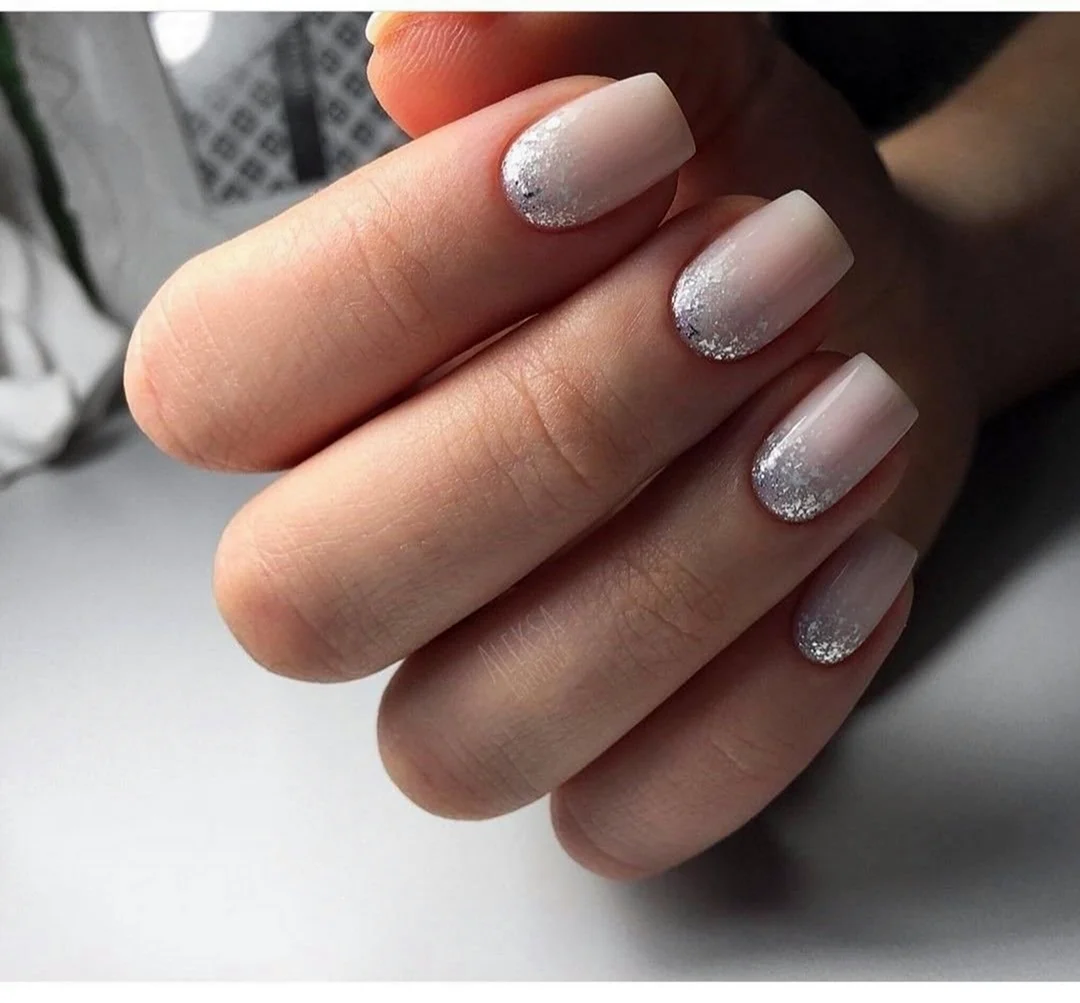 Светлый маникюр на коротких квадратных ногтях