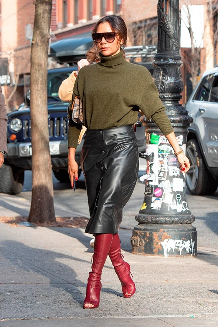 Виктория Бекхэм 2020 в сапогах